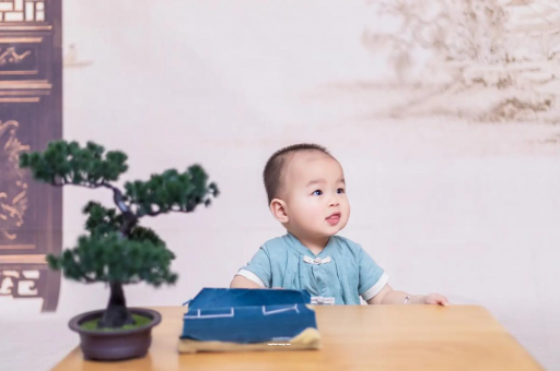 借卵生子机构宝宝总是抠鼻子